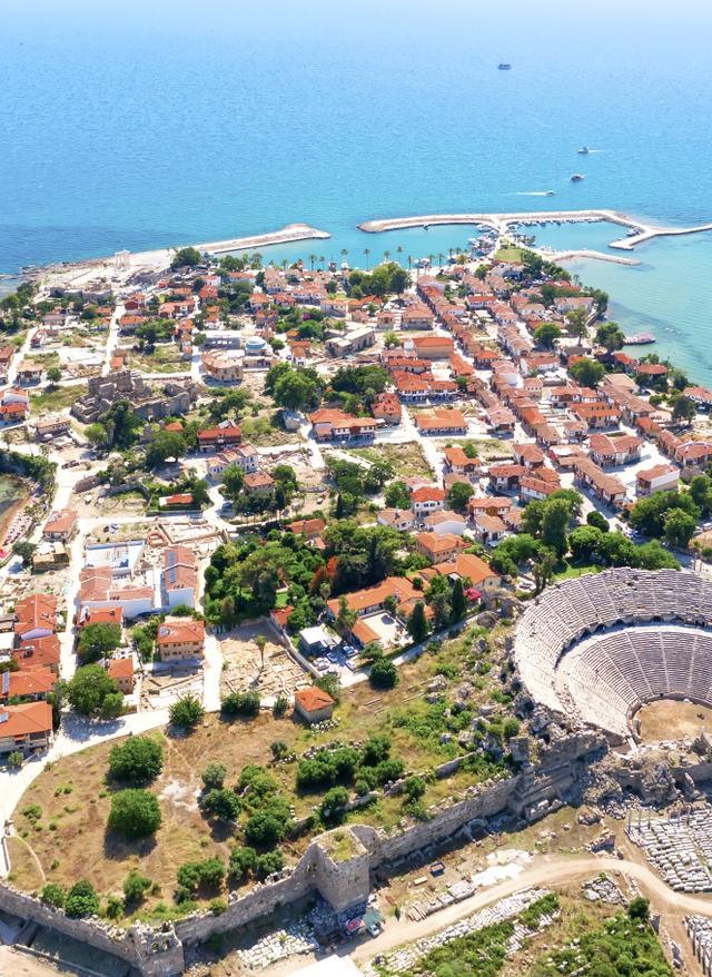 Side Urlaub Side Urlaub: Drohnenansicht der alten Stadt Side mit Amphitheater