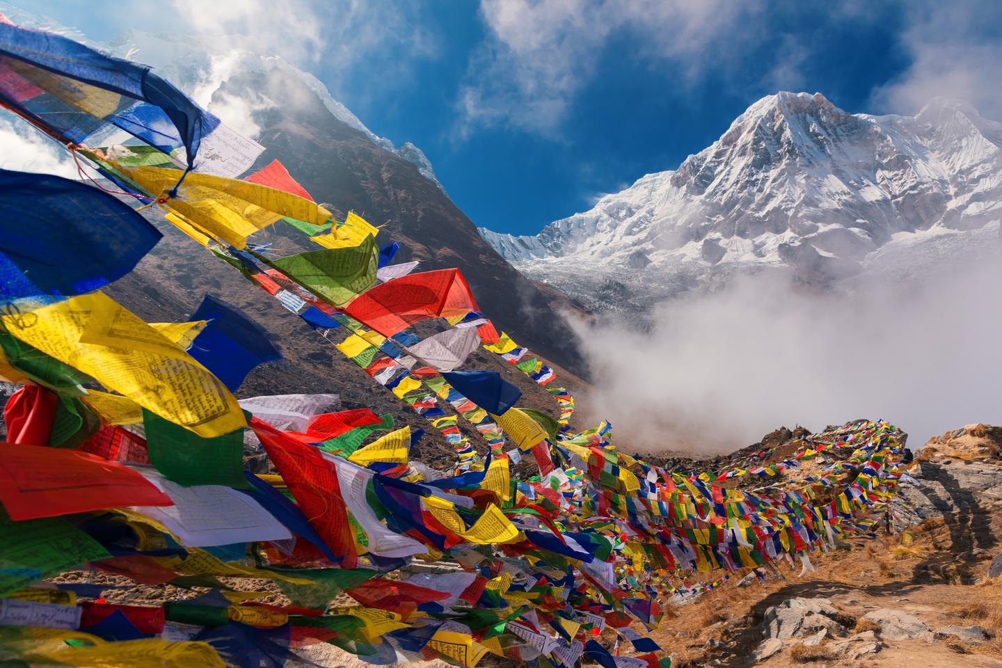 nepal-gebetsfahnen-annapurna-t-623985488.jpg