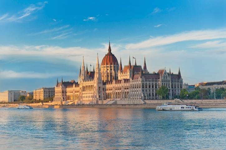 ungarn-budapest-parlament-fluss-g-119356132.jpg