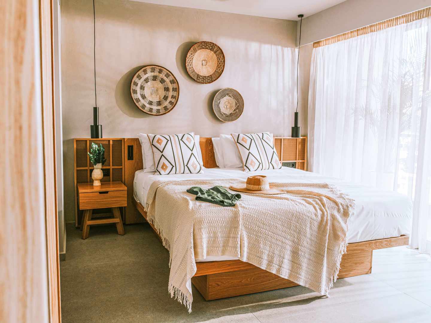 blt3a25f8027d19bd68-griechenland-kreta-sentido-unique-blue-doppelzimmer-modernes-design-DER1405954.jpg Doppelzimmer im Sentido Unique Blue Resort auf Kreta mit Holzbetten, neutralen Textilien, Wanddekor und bodentiefen Vorhängen