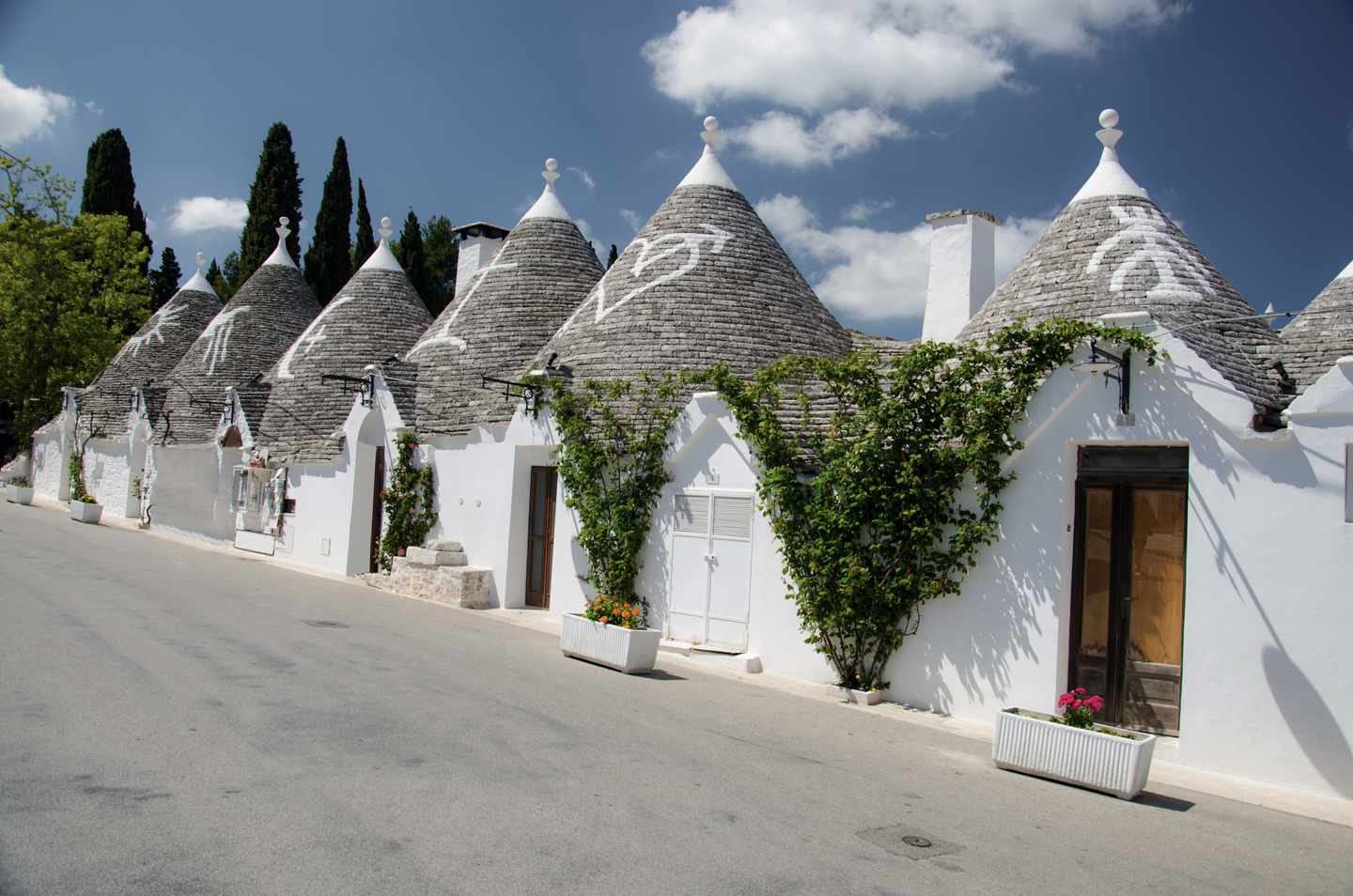 italien-apulien-alberobello-trulli-haeuser-g-1206701699.jpg