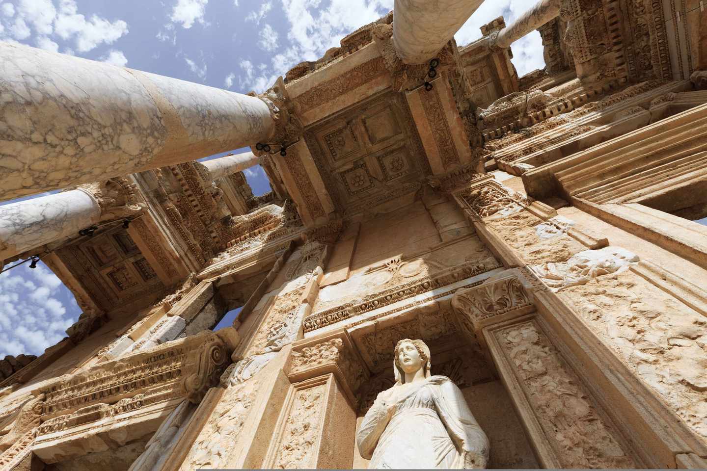 blte15b1f1b599bf2f2-tuerkei-tuerkische-aegaeis-ephesus-blick-auf-die-bibliothek-von-celus-g-137837697.jpg Die antike Bibliothek von Celus in Ephesos