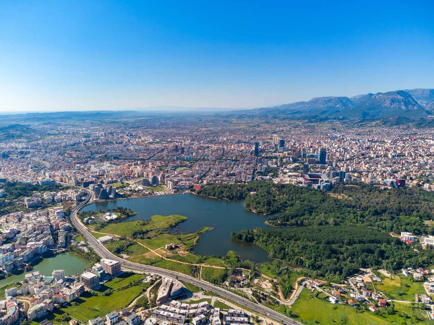 albanien-tirana-see-von-oben-g-1446738220.jpg