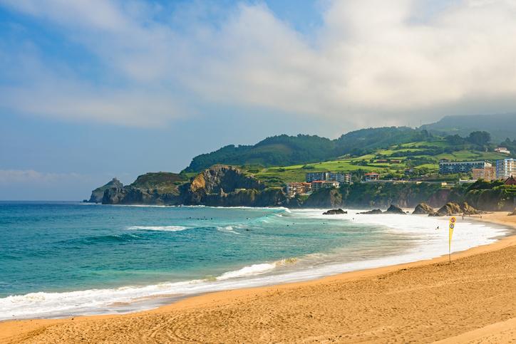 spanien-baskenland-strand-surfen-naehe-bilbao-g-1096579016.jpg
