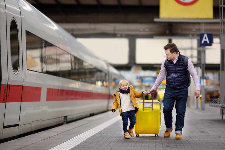 Kind und Vater am Bahnsteig