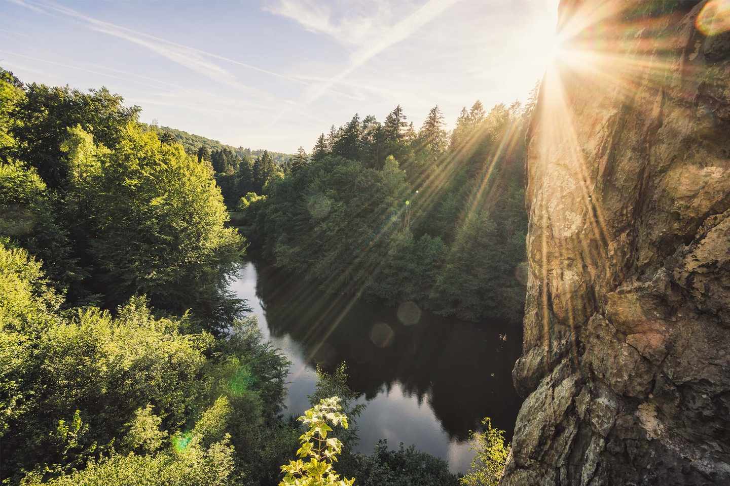 blt714a8b8e1d33b534-deutschland-nrw-teutoburger-wald-sonne-scheint-am-berg-vorbei-g-1037643256.jpg Deutschland NRW Teutoburger Wald: Sonne scheint am Berg vorbei