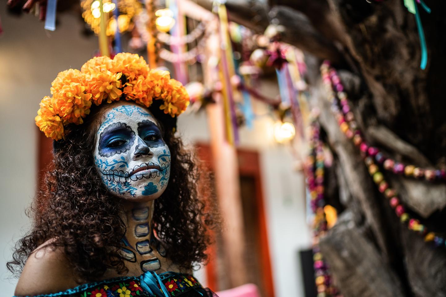 karibik-mexiko-dia-de-los-muertos-geschminkte-frau-g-1411236957.jpg