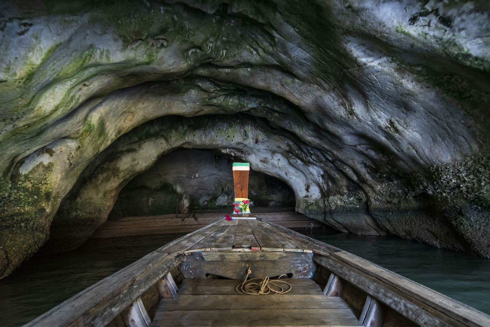 Longtailboat in einer Höhle auf Panak Island