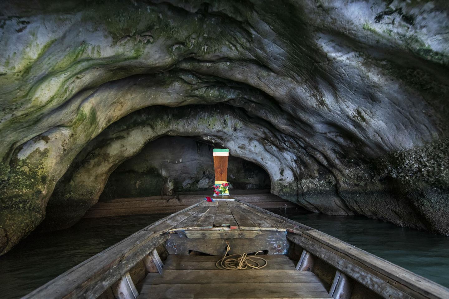 Longtailboat in einer Höhle auf Panak Island
