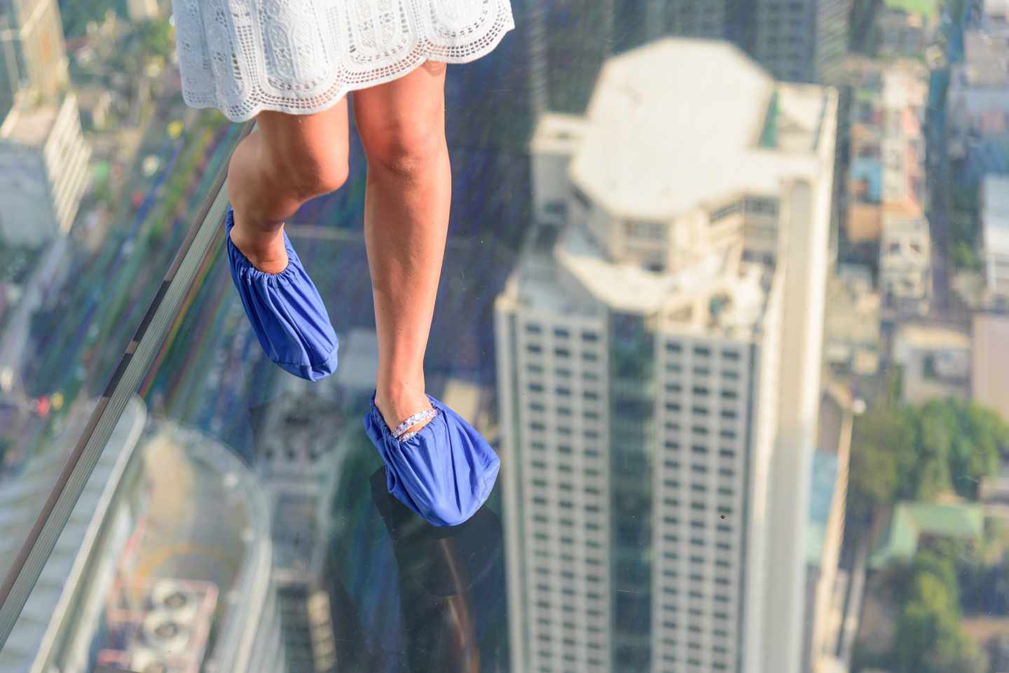 Thailand-Bangkok-Mahanakhon-Skywalk-Frau-auf-Glasscheibe-g-1132763425.jpg