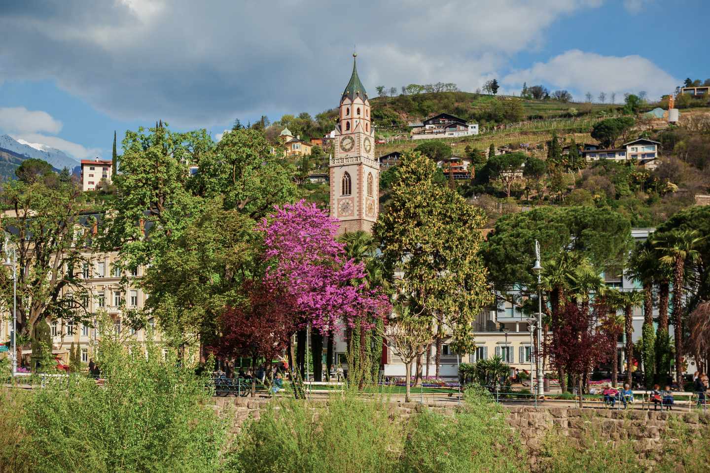 italien-suedtirol-meran-kirchturm-st-nikolaus-fruehling-g-1492085920.jpg