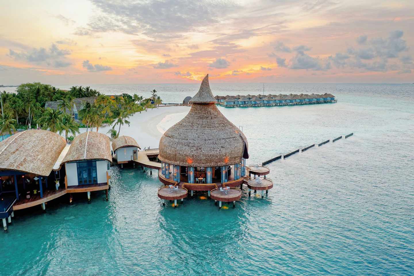 malediven-outrigger-maldives-maafushivaru-resort-restaurant-auf-dem-wasser-DER_ATC_MLE13142B_S23_9.jpg