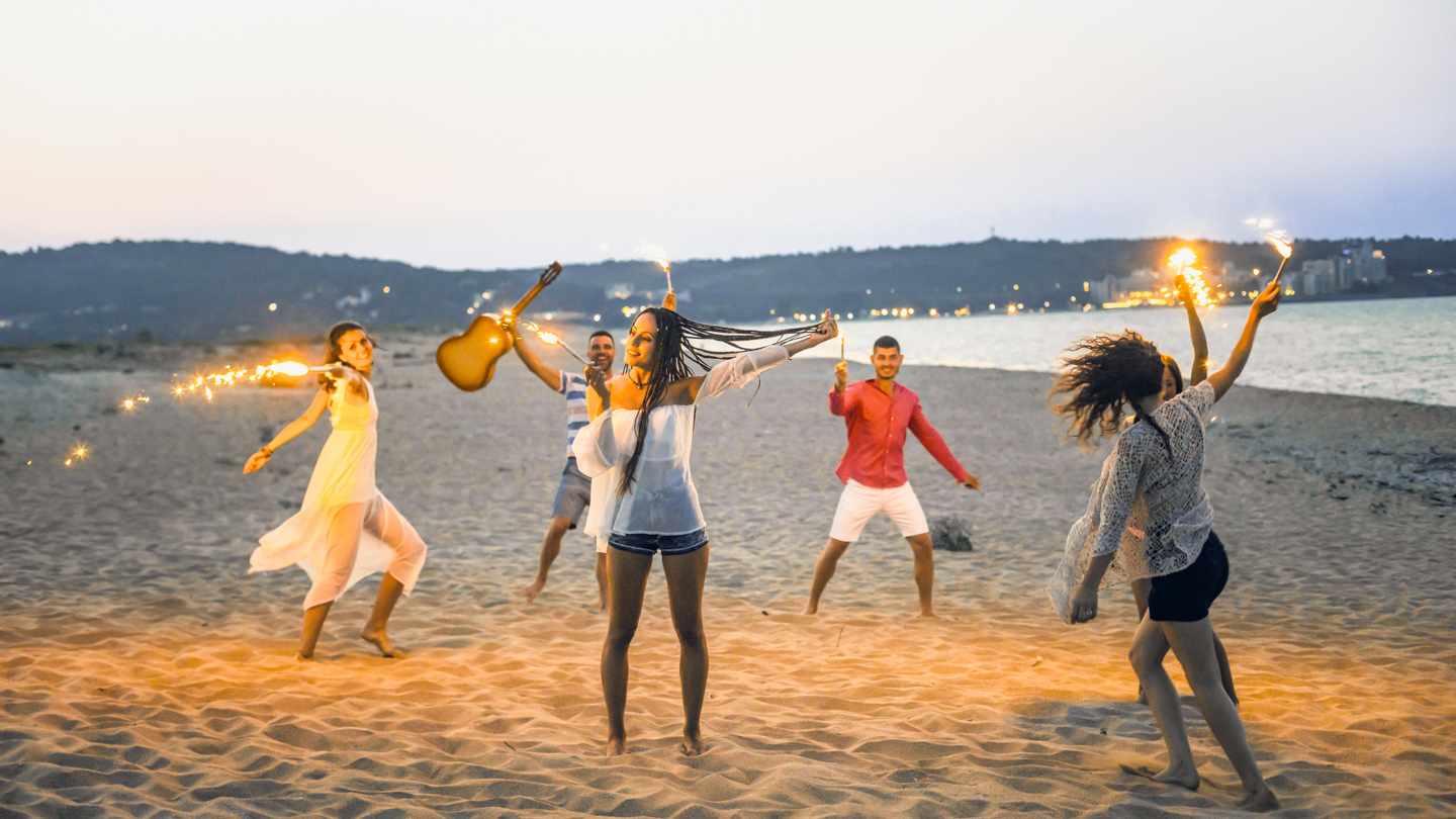 spanien-ibiza-junge-menschen-feiern-am-strand-g-927426720.jpg