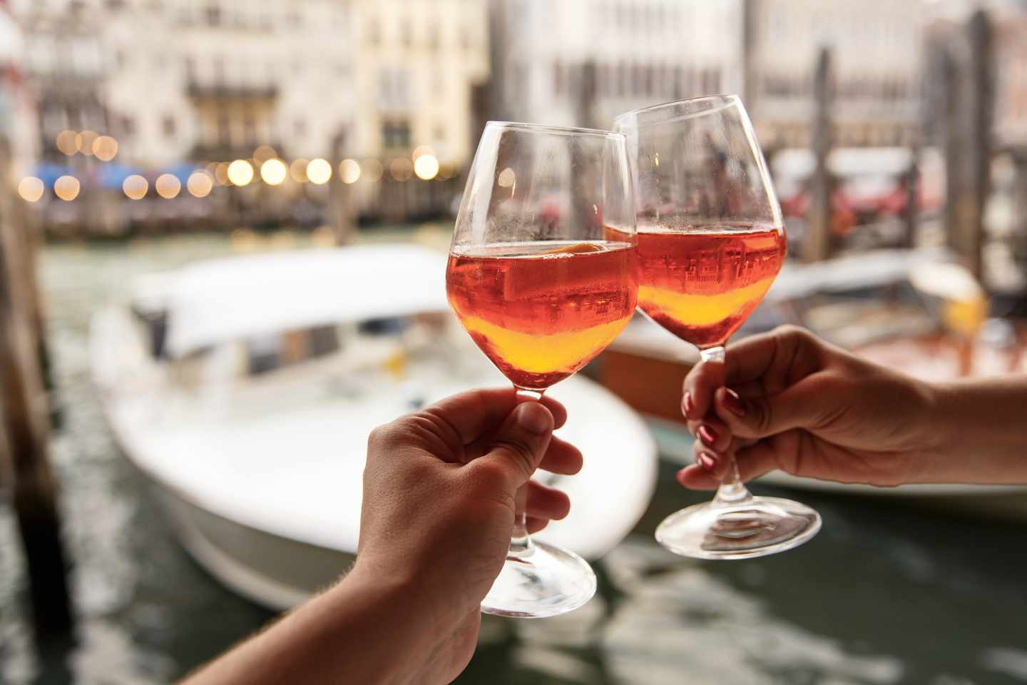 italien-venetien-venedig-paar-aperol-spritz-g-1187599388.jpg