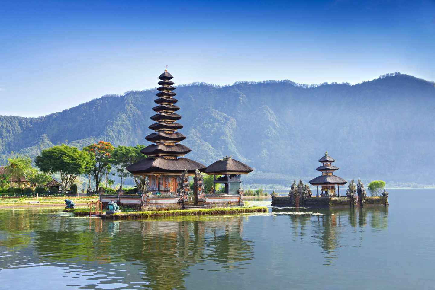 blt3cdfdf1ad2c1c818-indonesien-bali-puru-oulu-tempel-123052600.jpg Blick über den See auf den Puru Oulu Tempel auf Bali
