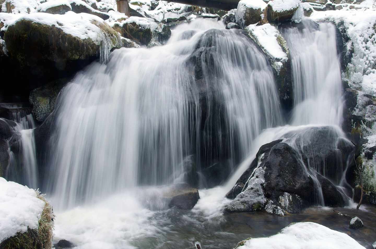 europa-deutschland-baden-wuerttemberg-schwarzwald-triberg-wasserfaelle-winter-g-496601323.jpg