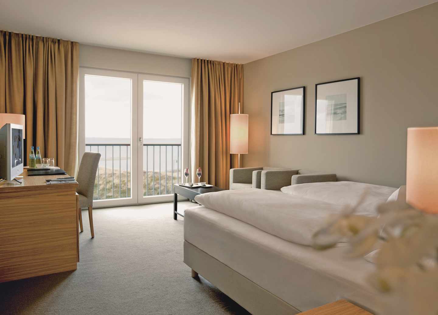 blt1a8e73d51f8e384f-familienurlaub-babymoon-hotels-A-ROSA-Sylt-h-DER0995014.jpg Babymoon-Hotels: Ein Zimmer im A-ROSA auf Sylt mit Meerblick