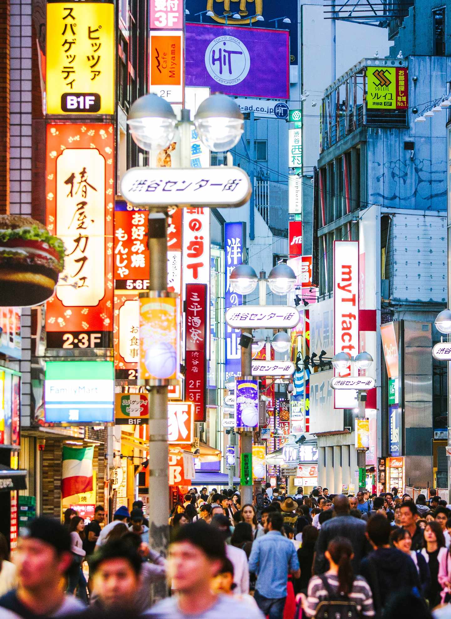 blt7cce07ea1e224aa6-japan-tokio-shibuya-einkaufsviertel-g-505797368.jpg Beleuchtete Einkaufsstraße mit viel Reklame