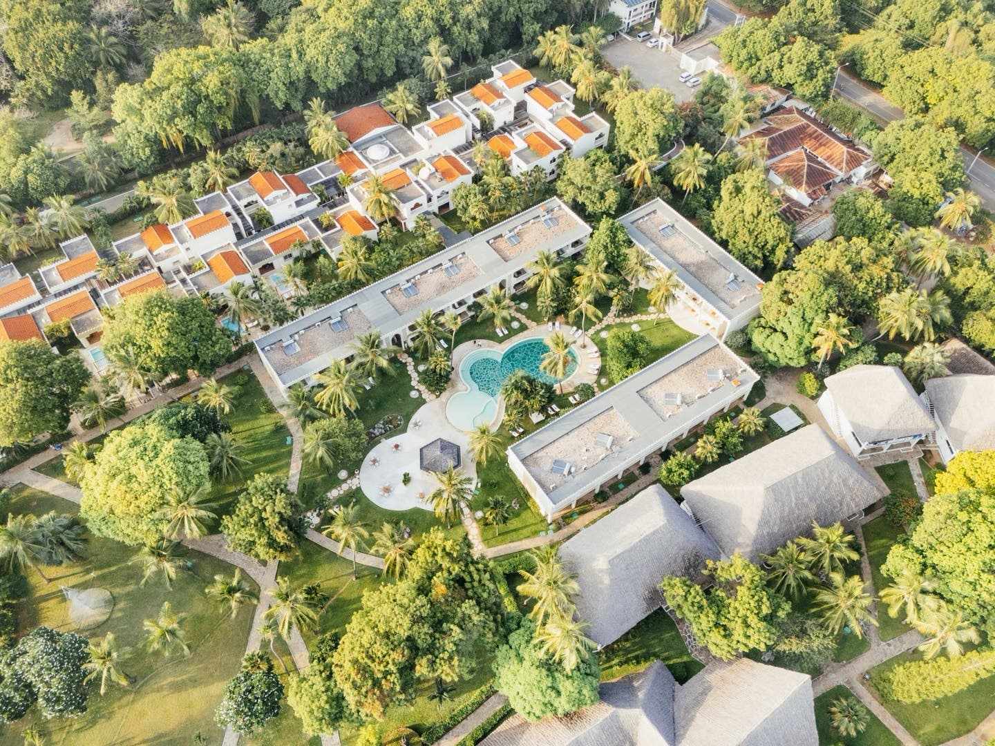 Luftaufnahme des ananea Diamonds Malindi an Kenias Küste mit Pool, Palmen, Bungalows und Gartenanlagen in tropischer Umgebung