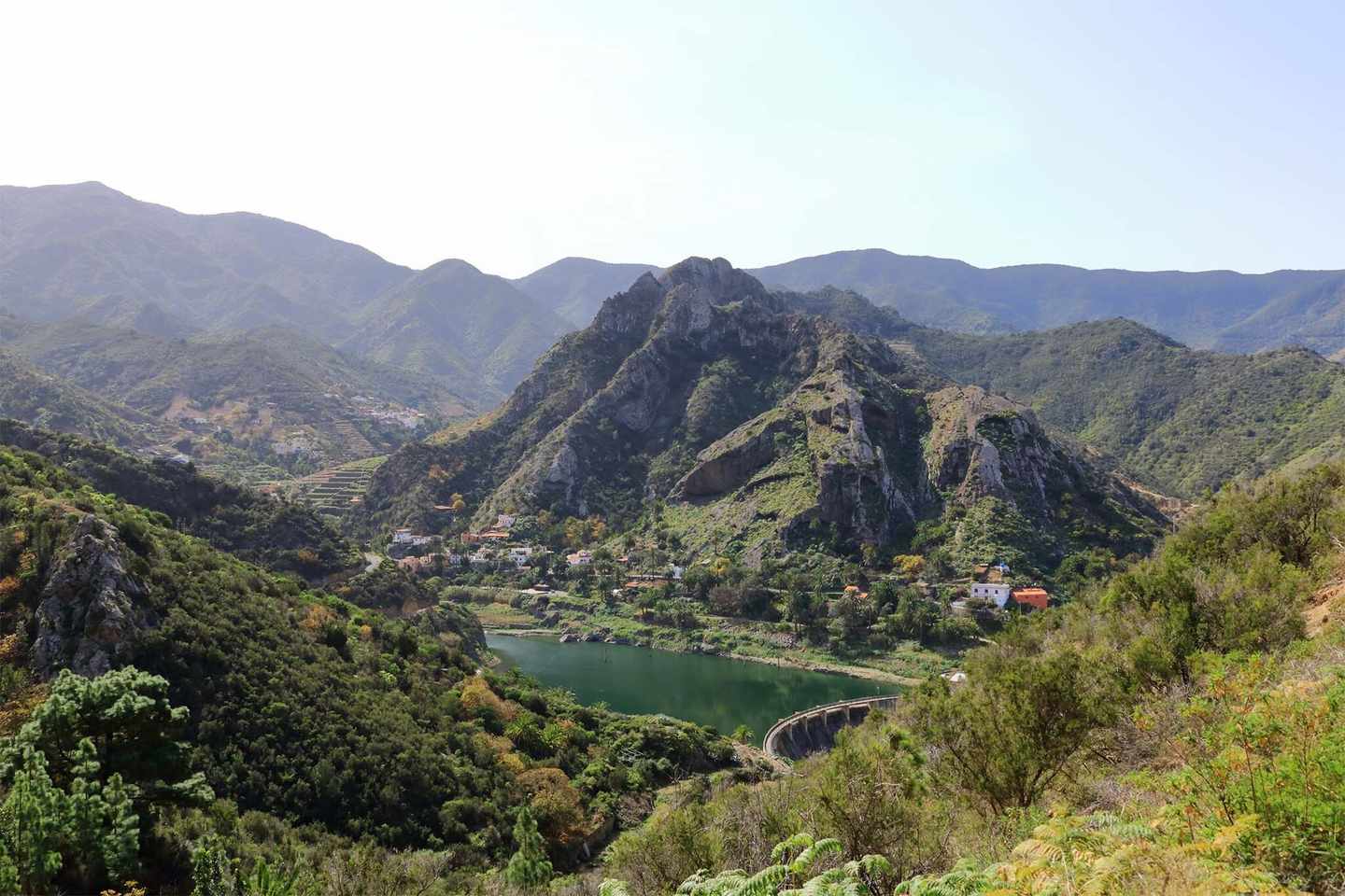 blt9f88ae7dc7e62d5a-spanien-la-gomera-vallehermoso-valle-gran-rey-bergdorf-mit-see-g-1219356749.jpg Kanaren La Gomera vallehermoso valle gran rey Bergdorf mit See