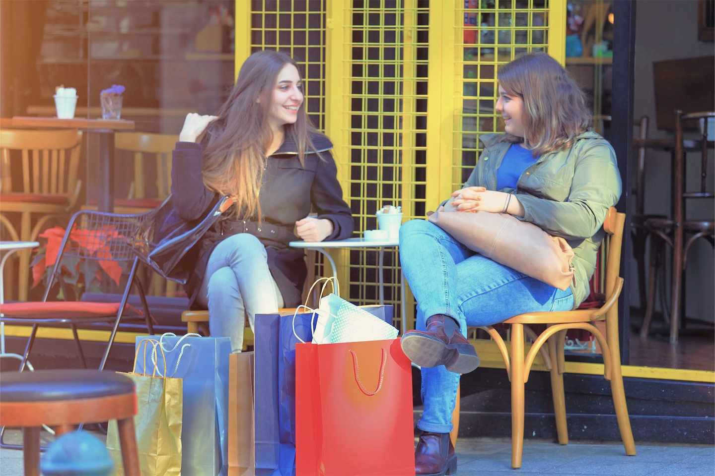 luxus-shopping-istanbul-zwei-freunde-sitzen-in-einem-cafe-und-reden-g-525224291_neu.jpg