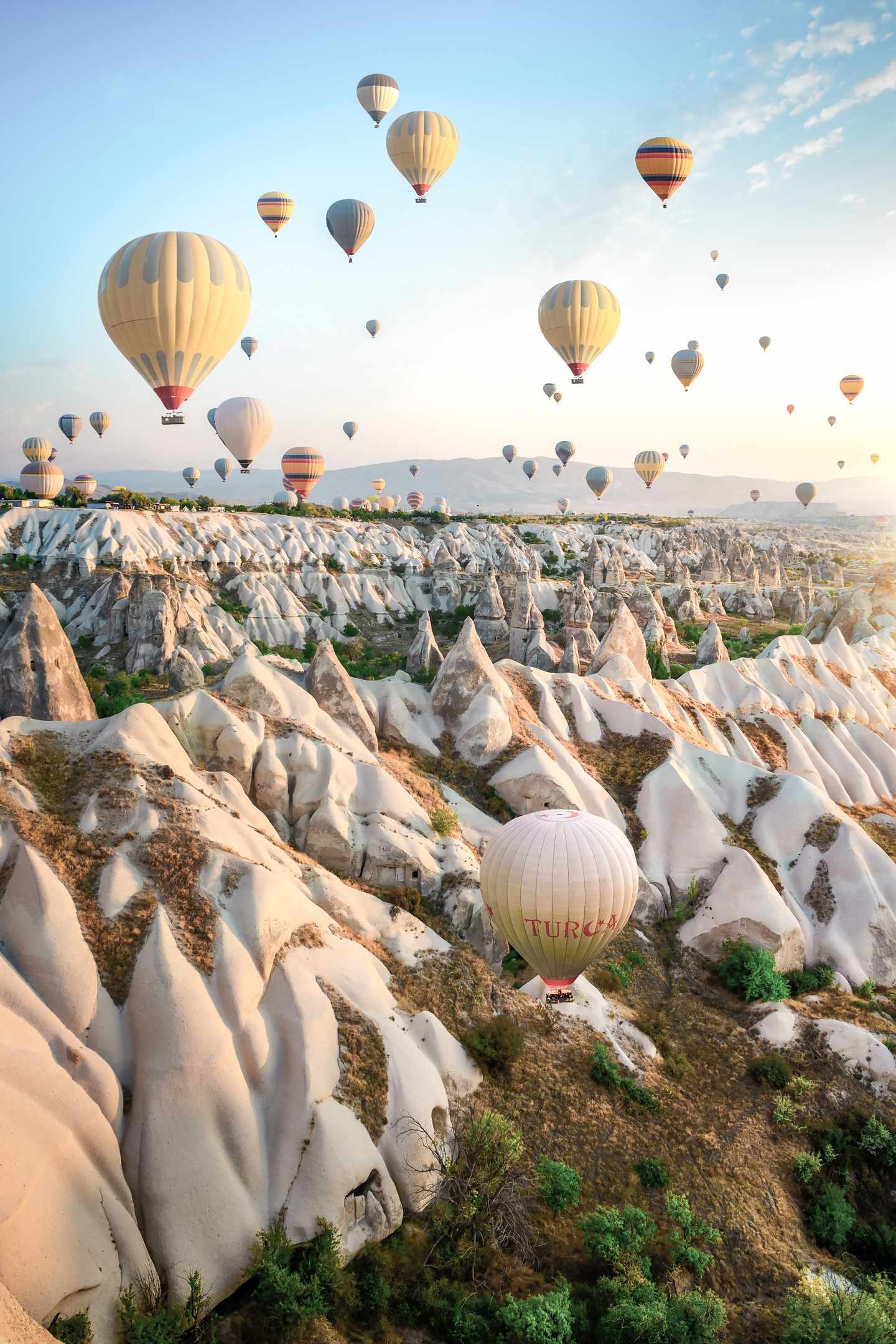 tuerkei-kappadokien-heissluftballons-g-1339815361.jpg Türkei Urlaub: Zahlreiche bunte Heißluftballons über den Felsformationen Kappadokiens bei Sonnenaufgang