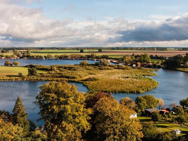 Zu den Angeboten Hotel an der Mecklenburgischen Seenplatte mit Bahn - Blick auf die Müritz