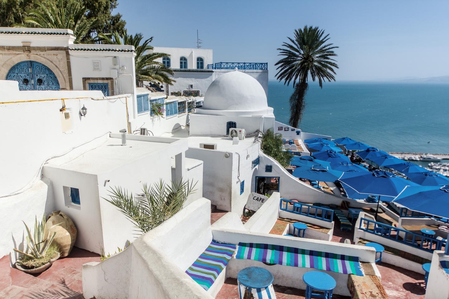 Weiß-blaue Häuser und Kuppel von Sidi Bou Said mit Blick über das Mittelmeer in Tunesien