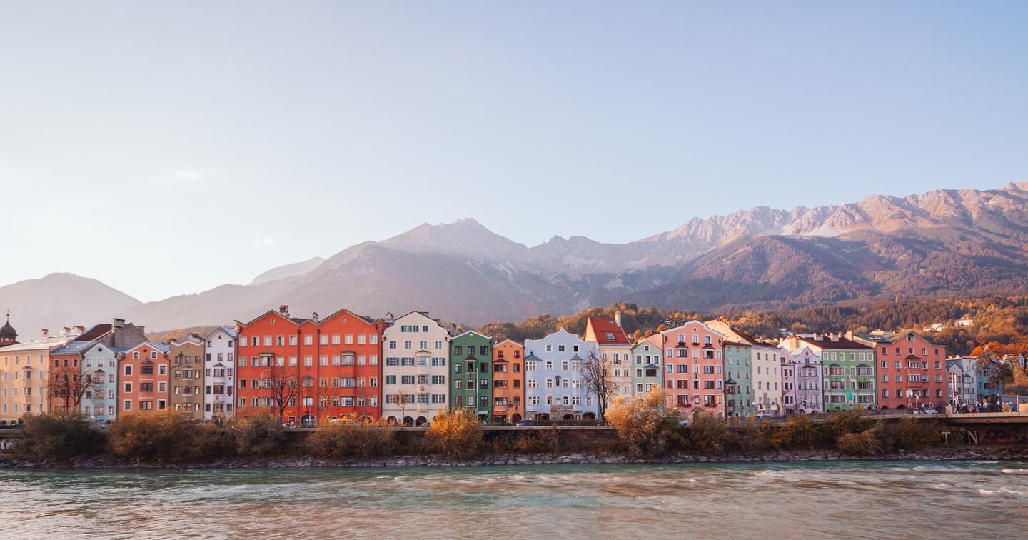 oesterreich-tirol-innsbruck-blick-auf-stadt-und-fluss-g-1090915350.jpg
