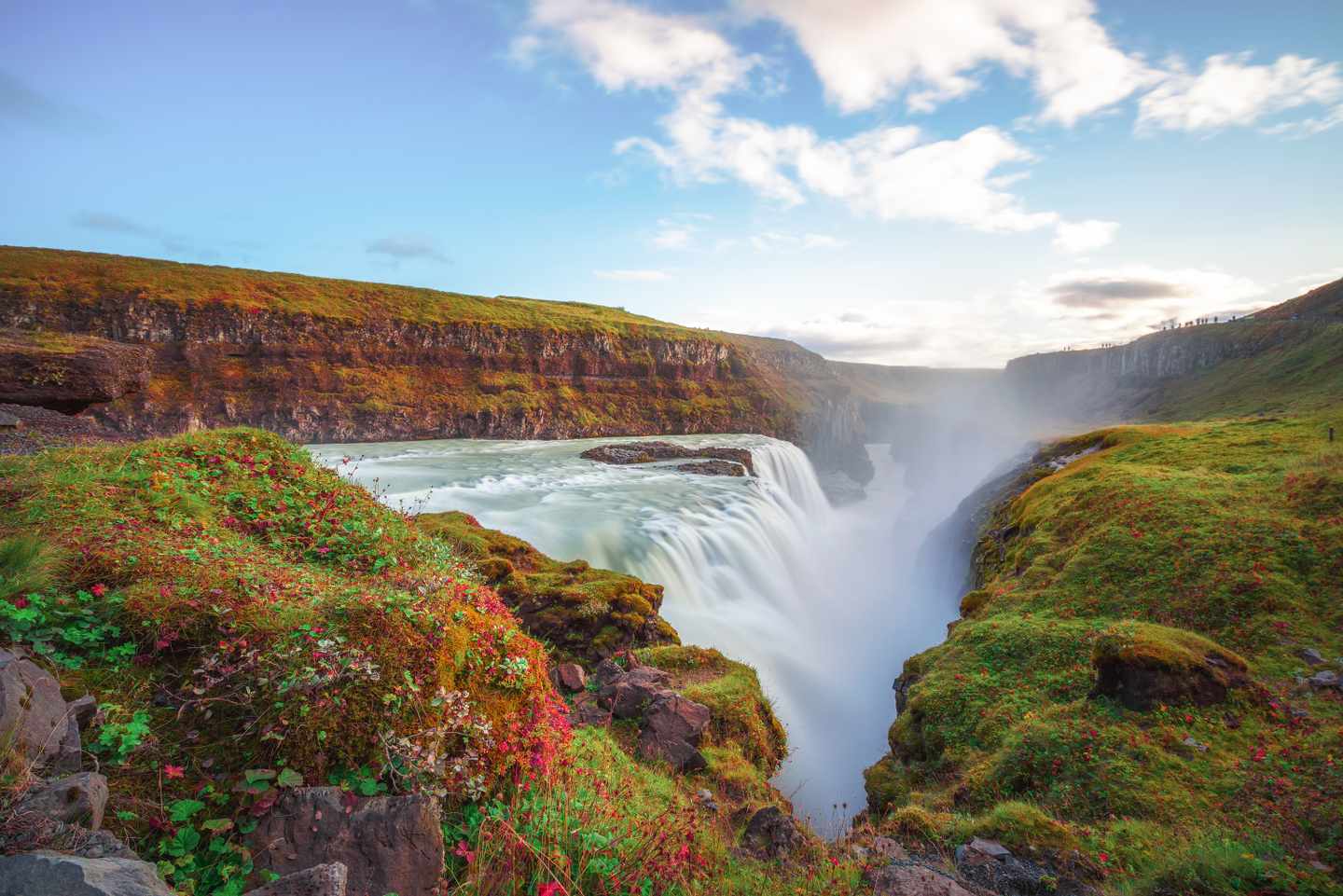 Island_Wasserfall_Gullfoss-GettyImages-1303926209.jpg
