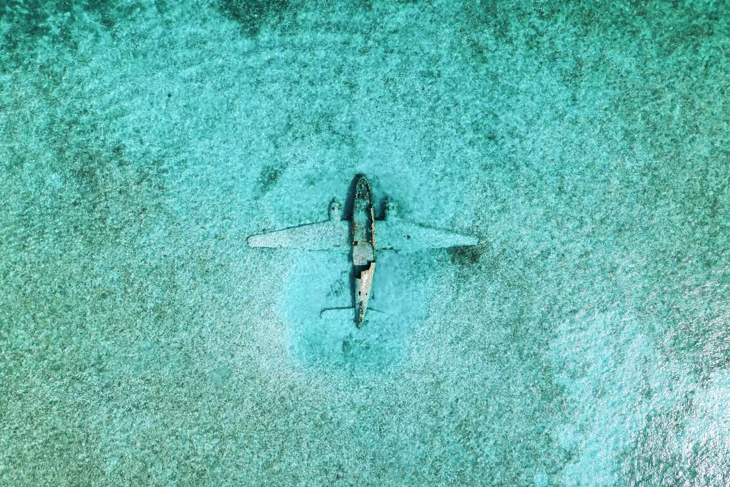 Bahamas Urlaub: abgestürztes Flugzeug im Wasser