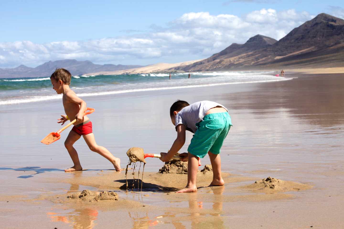spanien-kanaren-kinder-spielen-am-strand-g-465075736.jpg