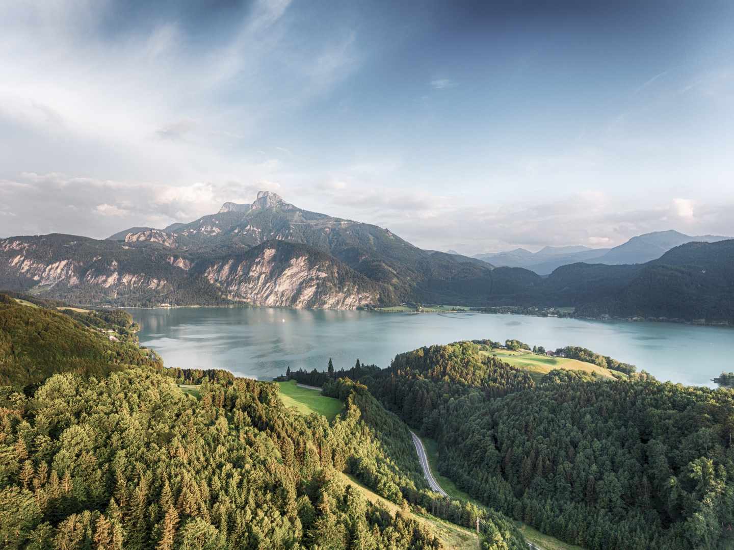 österreich-salzburger-land-salzkammergut-panoramablick-auf-schafberg-und-mondsee-g-978552706_bearbeitet.jpg