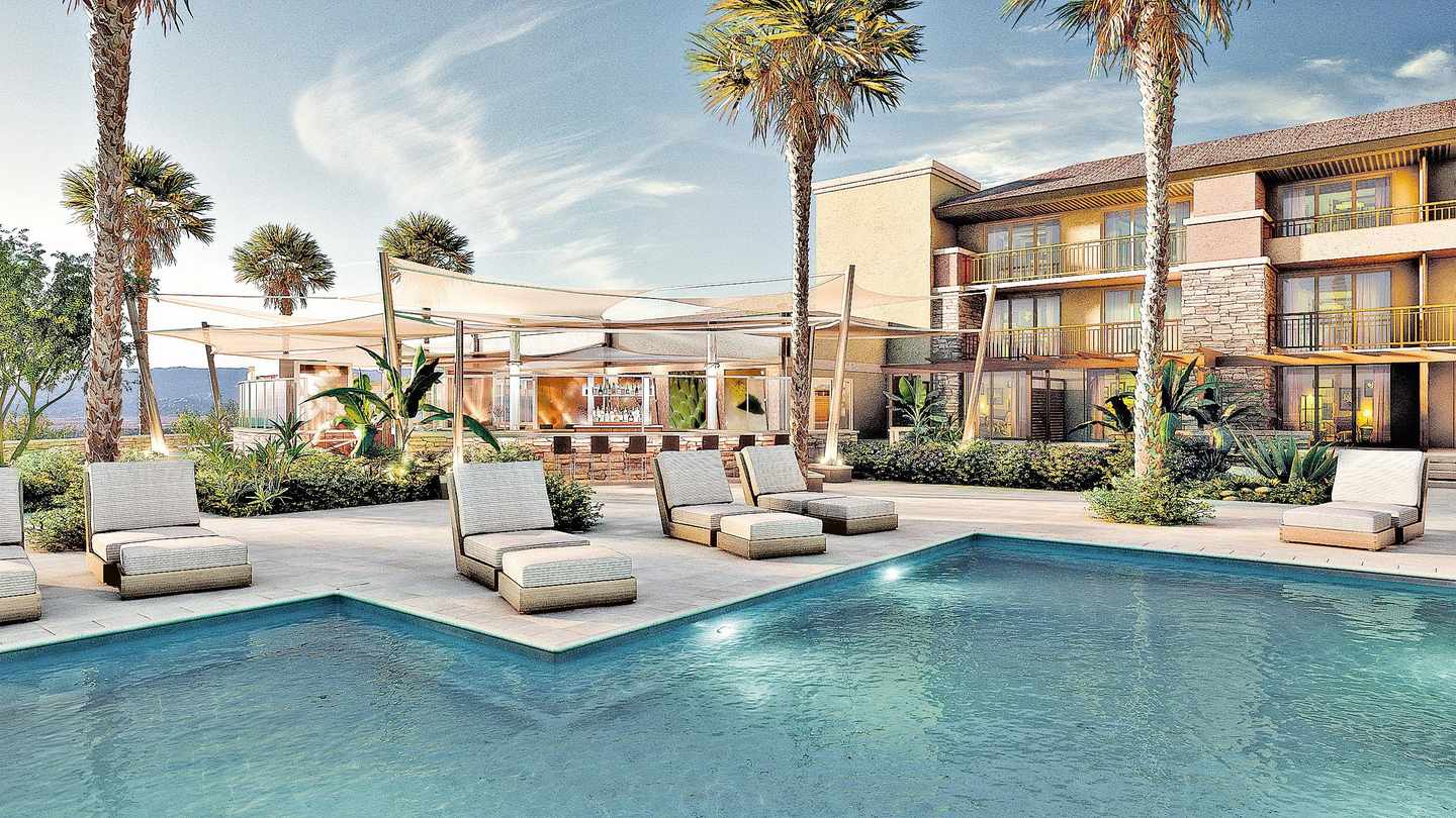 Eleganter Poolbereich des Coachella-Hotels The Ritz-Carlton, Rancho Mirage mit bequemen Liegen, Palmen und Sonnensegeln