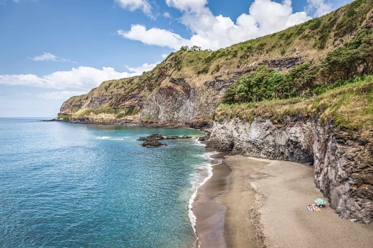 Versteckte Bucht bei Caloura auf São Miguel mit schwarzem Sandstrand und steiler Felsküste