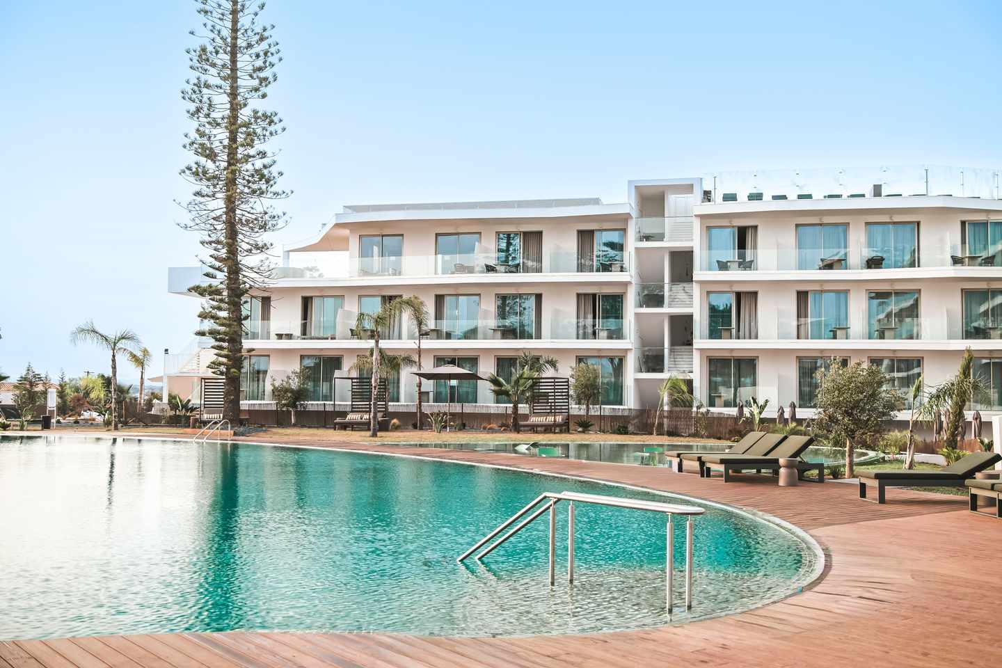 portugal-algarve-ananea-castelo-suites-albufeira-pool-cmi-DER1652640.jpg Poolanlage der ananea Castelo Suites in Albufeira mit moderner Hotelarchitektur, Sonnenterrasse und Palmen an der Algarve