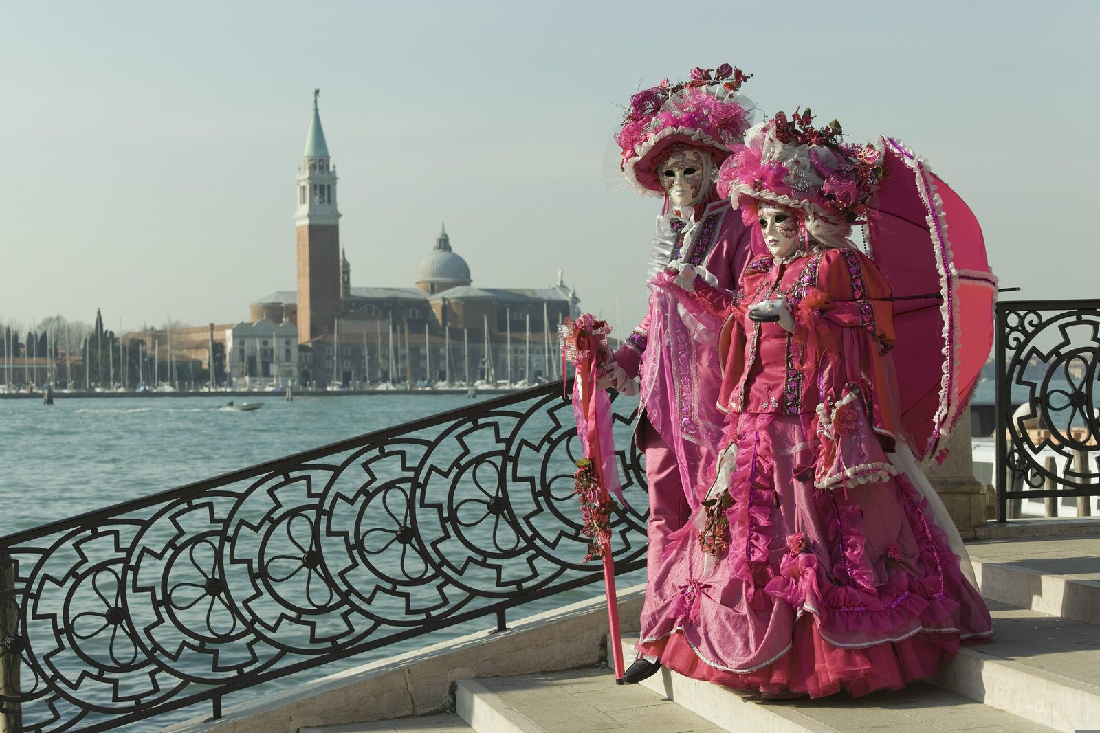 Zwei Masken auf einer Brücke beim Karneval in Venedig