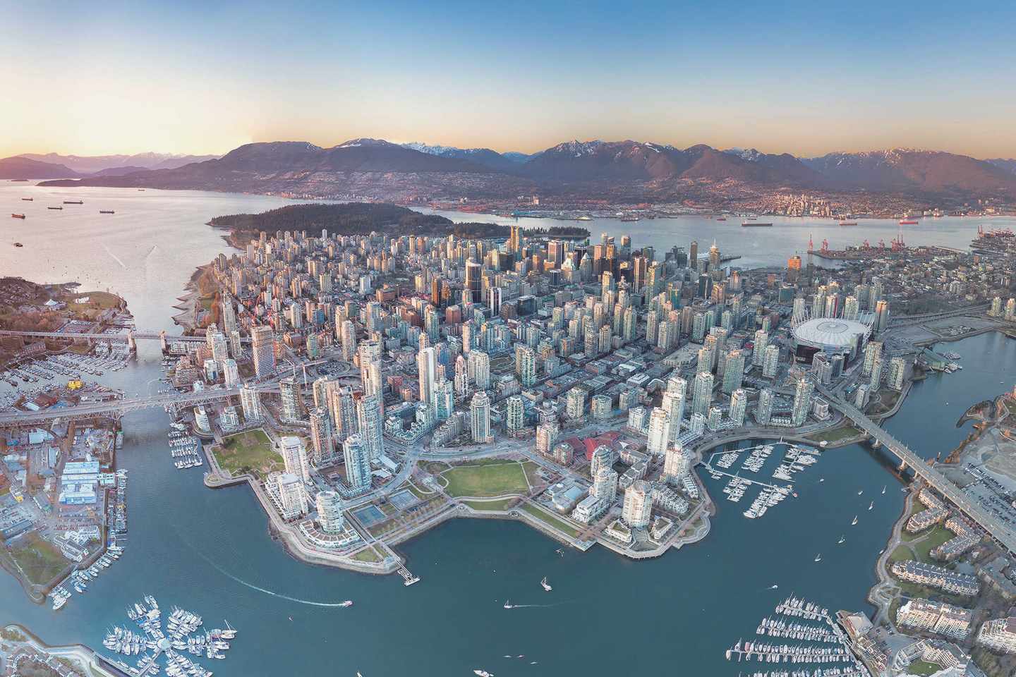kanada-vancouver-luftaufnahme-der-stadt-mit-bergen-g-962362664_b.jpg
