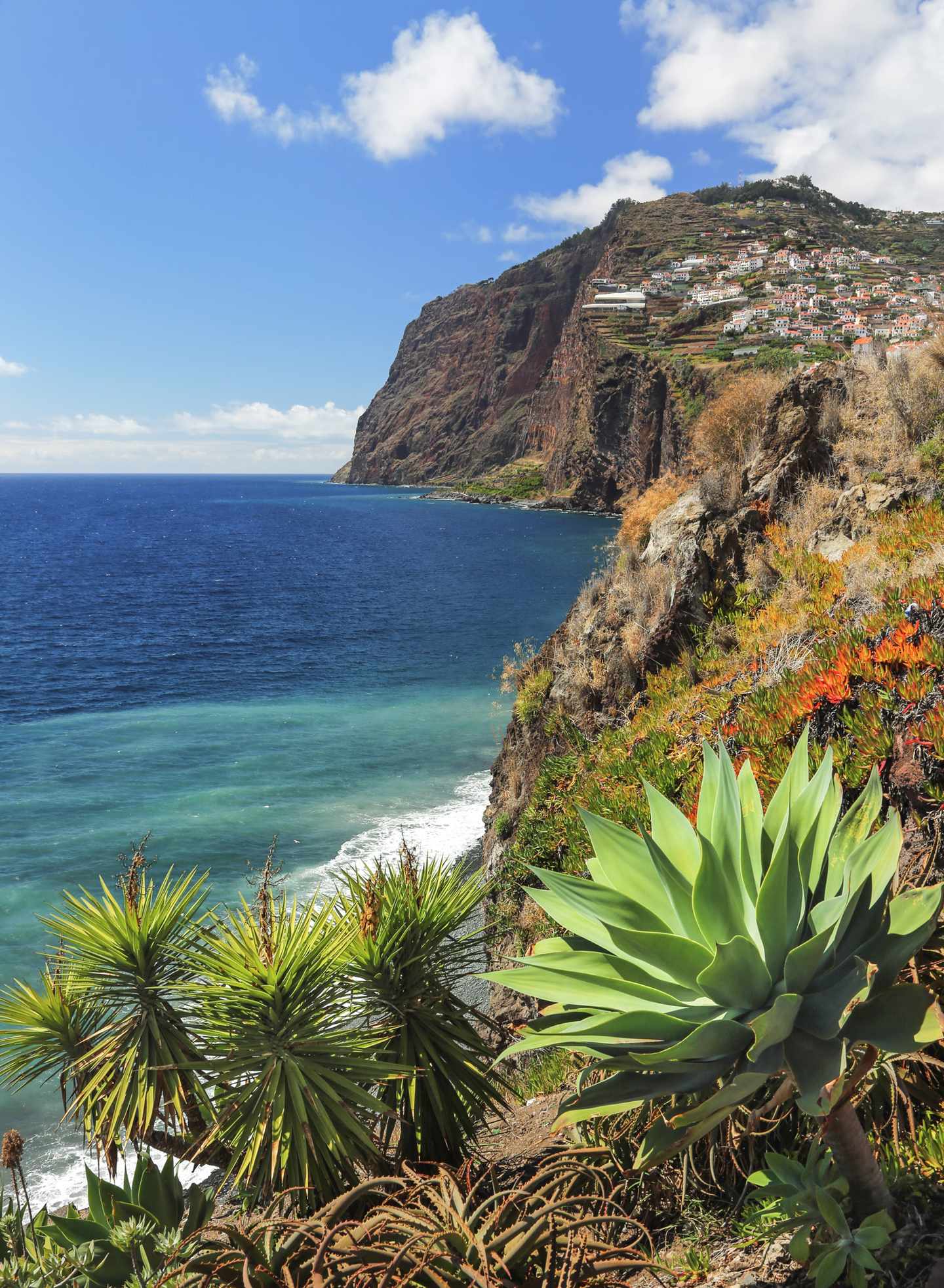 GettyImages-450642063.jpg Blick auf die Steilküste Cabo Girão an der Südküste Madeiras mit Atlantik, Felsklippen und den Terrassenhängen oberhalb der Küste