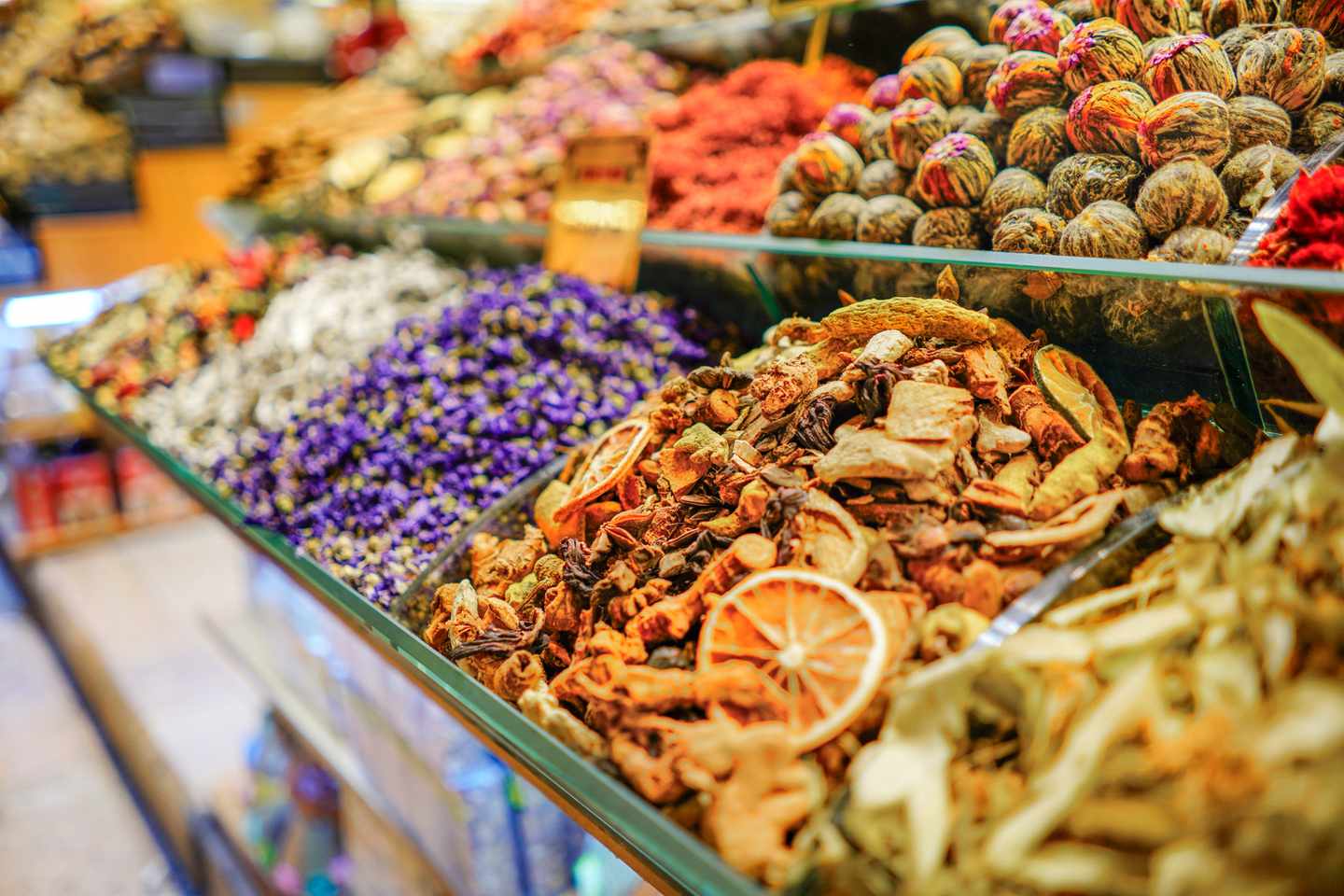 Verschiedene Arten von Tee und Gewürzen auf dem Ägyptischen Basar Misir Carsisi in Istanbul