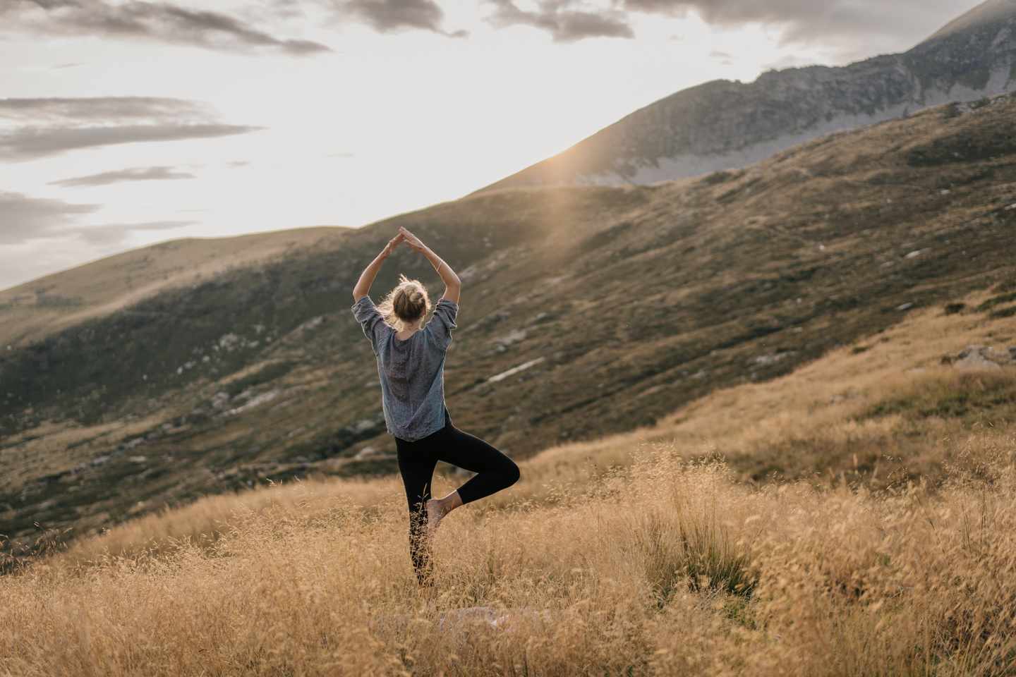 deutschland-bayern-tegernsee-frau-yoga-sonnenaufgang-g-1177855476.jpg