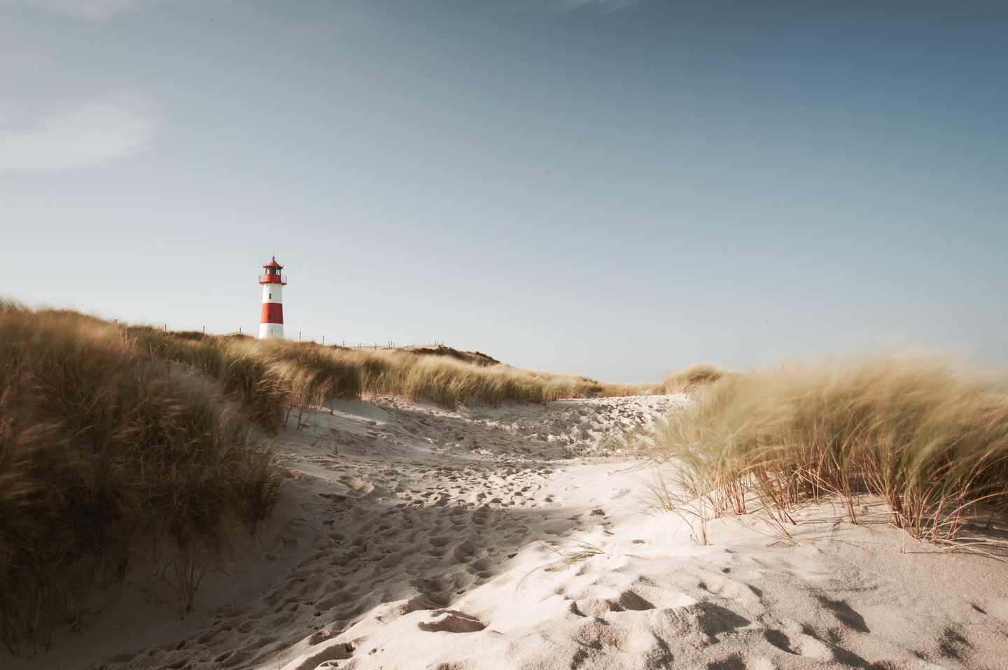 deutschland-schleswig-holstein-sylt-leuchtturm-duenen-g-1198397544.jpg