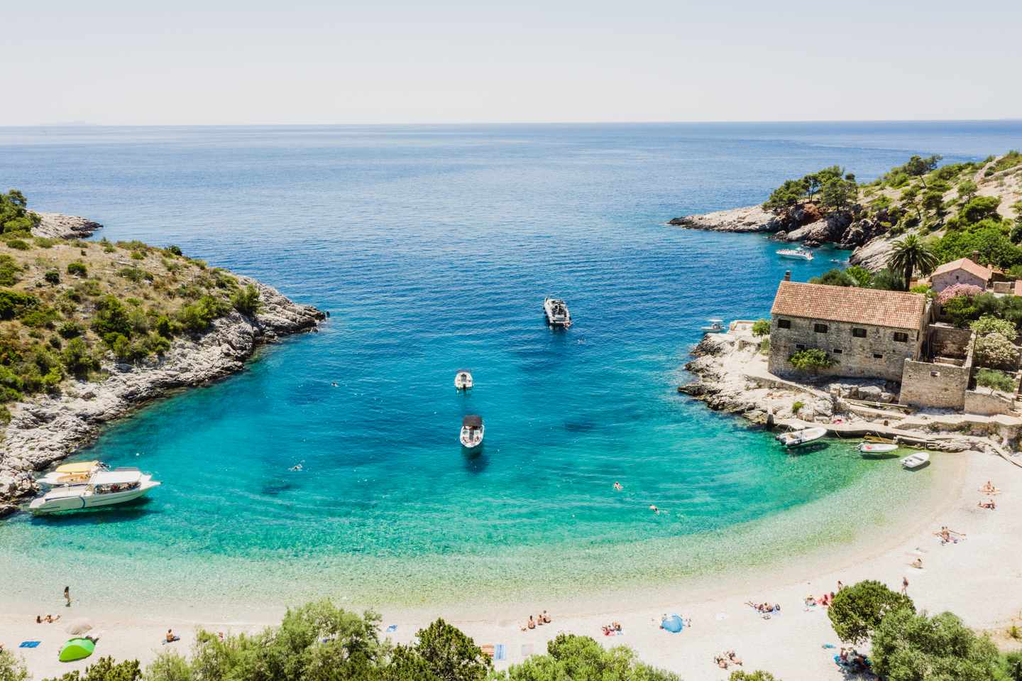 kroatien-strand_mit_booten_luftaufnahme-g-1167282689.jpg