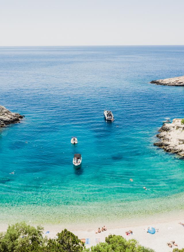 Jetzt entdecken Kroatien - Luftaufnahme einer Bucht und Booten