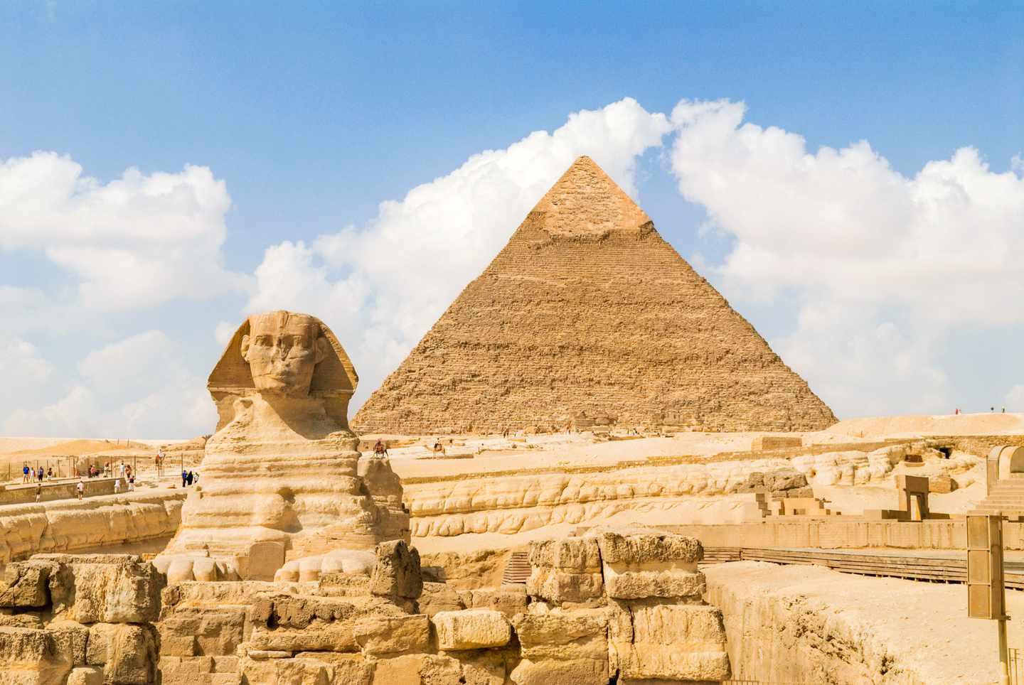 GettyImages-96871839.jpg Große Sphinx und Chephren-Pyramide auf dem Plateau von Gizeh bei Kairo in Ägypten