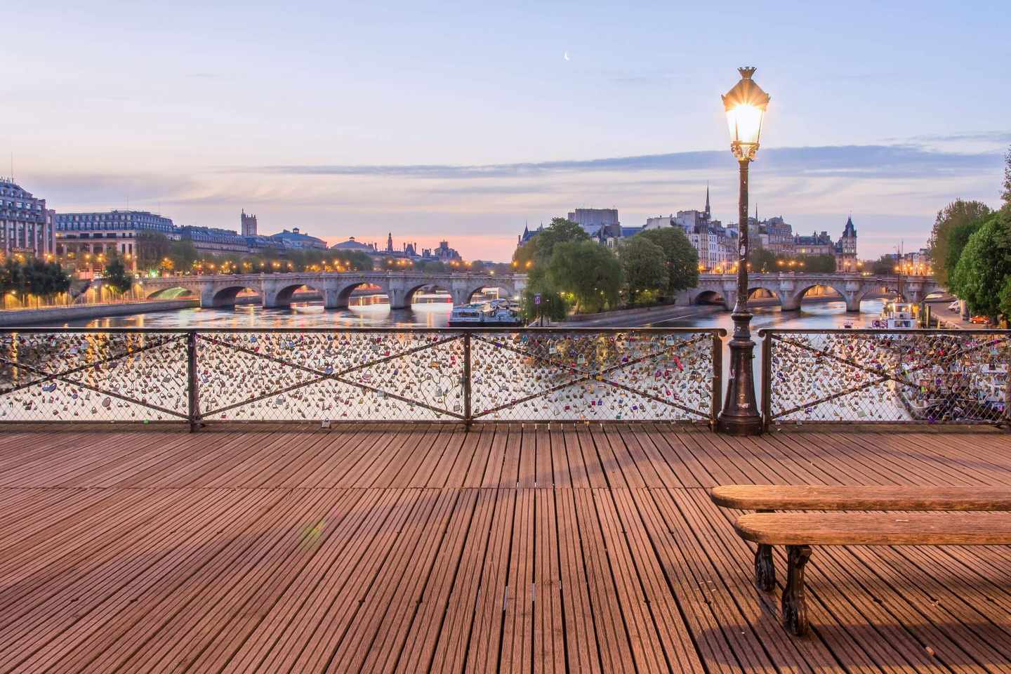 frankreich-paris-pont-de-arts-g-497116828.jpg