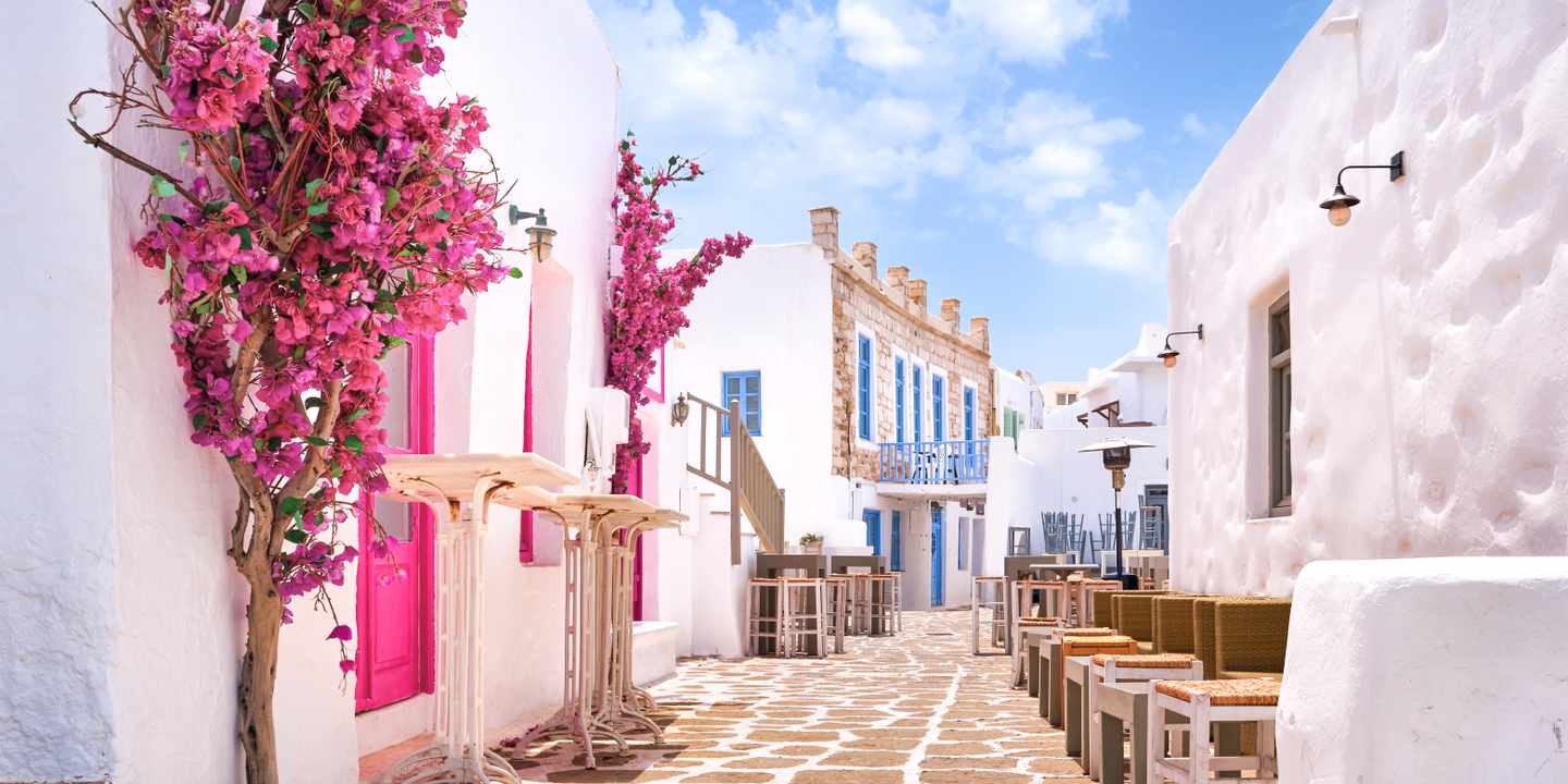 griechenland-paros-naoussa-gasse-weisse-haeuser-leuchtende-bougainvillea-g-1752337275.jpg