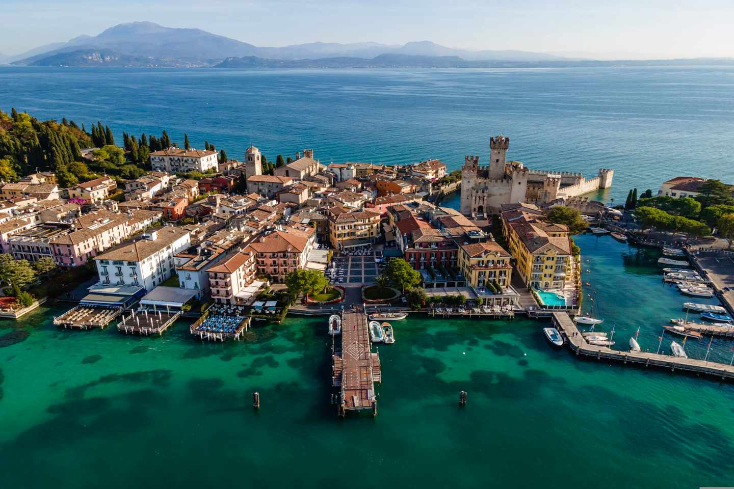 italien-hero-roadtrip-luftaufnahme-des-castello-scaligero-einer-alten-festung-an-der-kueste-von-sirmione-lombardei-g-1352350623.jpg