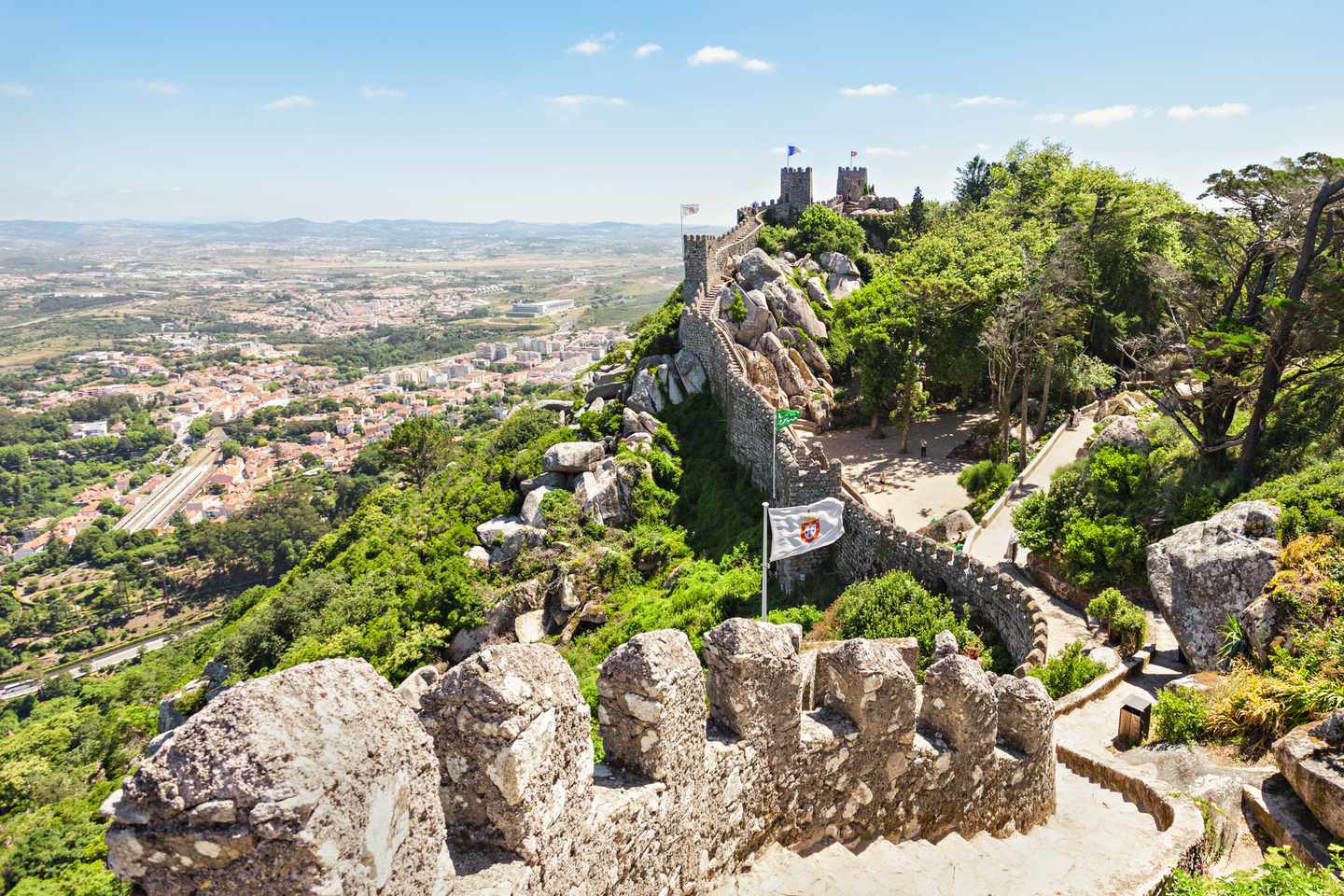 portugal-huegel-von-sintra-burg-g-622301220.jpg