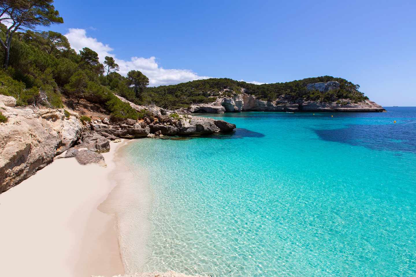 menorca_kristallklares_t_rkises_wasser_wei_er_strand_dertour_g-475714206.jpg